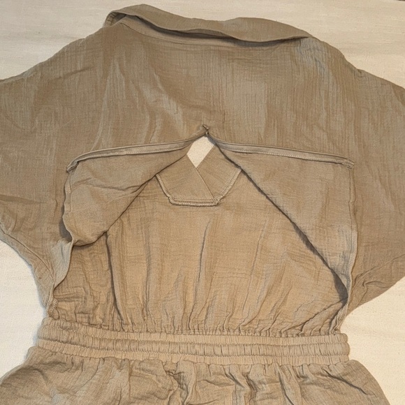 🌞👗 🆕 CUPSHE Neutral Drawstring Plunging V-Neck Romper – Size Medium - Picture 10 of 16